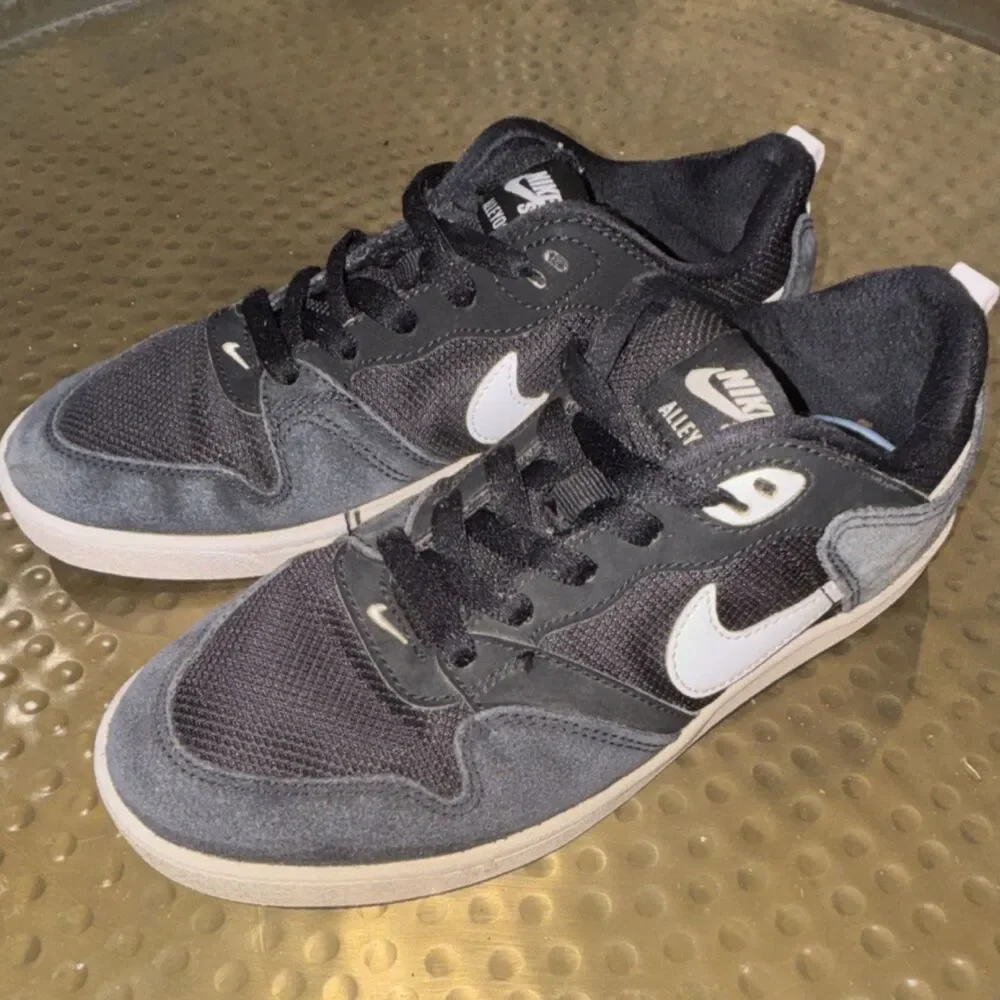 Nike SB Alleyoop Low Top Skate Shoes Black/Gray White Swoosh US size 6Y